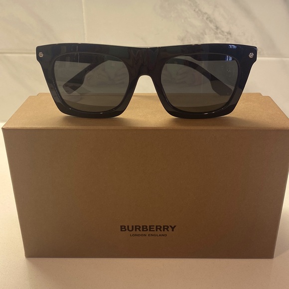 Burberry sunglasses - Picture 1 of 6
